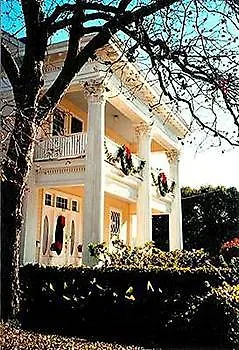 Evas Escape At The Gardenia Inn